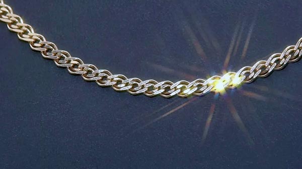 В Абакане девушка подменила в ПВЗ золотую цепочку на серебряную