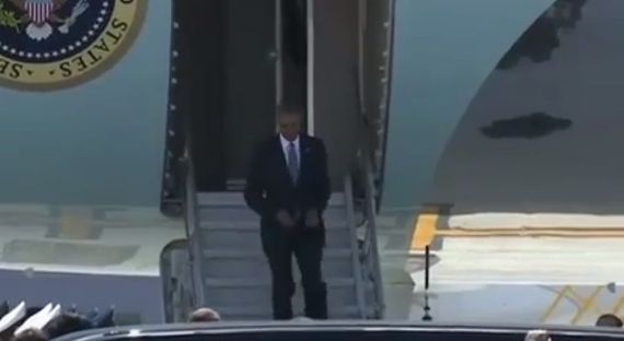 Китайцы забыли подать трап к самолету Обамы (ВИДЕО)