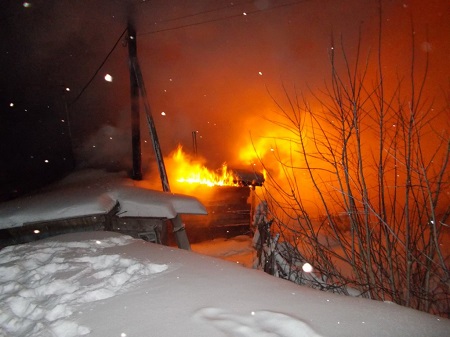В Смоленской области мужчина поджег дом и открыл огонь по пожарным