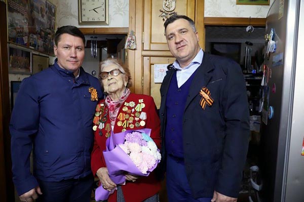 Ветераны Саяногорска получают подарки от РУСАЛа ко Дню Победы