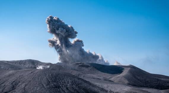 Вулкан Эбеко выбросил столб пепла высотой в три километра