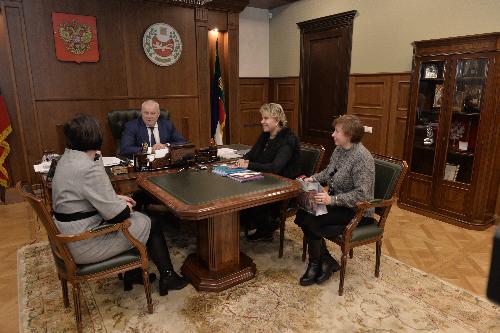 Глава Хакасии провел встречу с вице-президентом Российского Фонда культуры