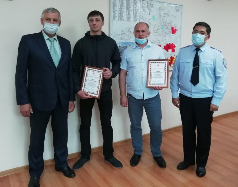 Черногорцы, спасшие пенсионера от незнакомца с ножом, получили благодарственные письма