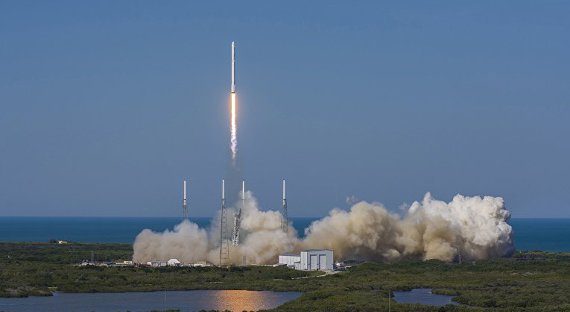 SpaceX успешно посадила первую ступень на плавучую платформу (ВИДЕО)