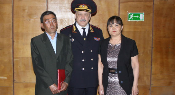 В Хакасии родителям убитого полицейского вручили медаль "За отвагу"
