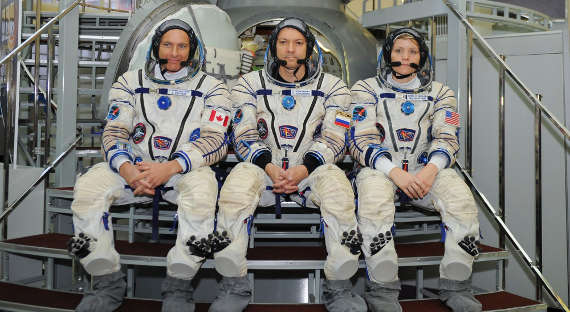 Космонавтов, вернувшихся с МКС, эвакуируют из спускаемой капсулы