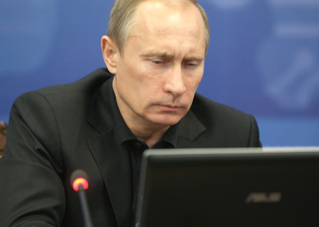 Путин поручил разработать проекты развития рунета