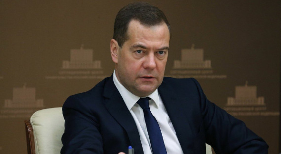 Медведев поручил ускорить рост экономики России