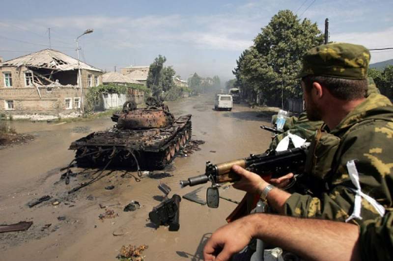 Донбасс опять в огне: обстрелы из тяжелых вооружений и жертвы