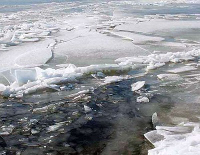 На водоемах Хакасии – “последний лед”. Самоубийц он не ждет!