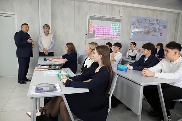 Лицеисты Саяногорска изучают физику и химию в обновленных кабинетах