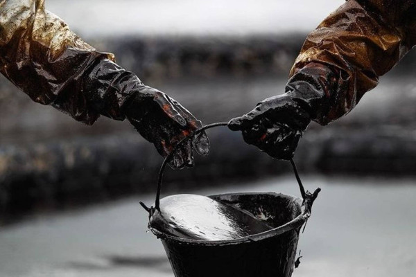 Эксперт: нефть к лету может подняться до $70 за баррель