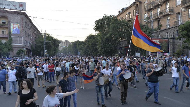 Протестующий в Ереване зашил себе рот