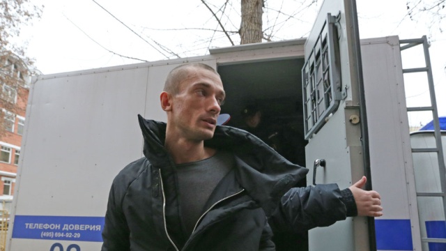 Россиянин Павленский, совершивший поджог здания ФСБ, арестован на месяц
