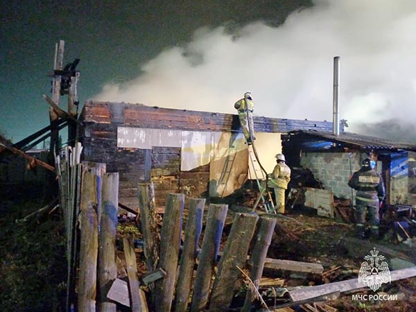 Автомобиль и надворную постройку тушили в Хакасии