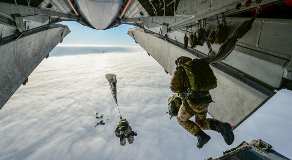 Российские десантники высадились в Арктике с высоты в 10 тысяч метров