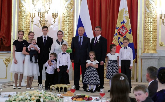 Владимир Путин вручил семье из Хакасии орден «Родительская слава»