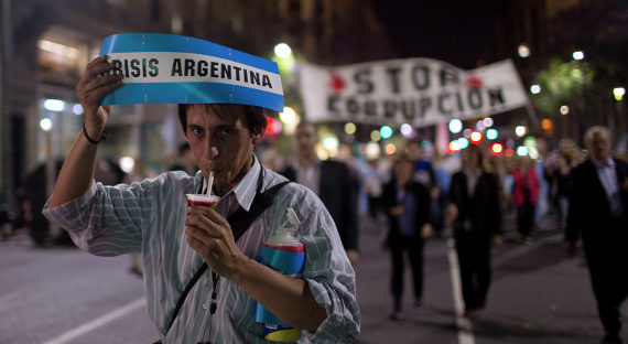 Аргентинский ЦБ поднял ключевую ставку из-за падения нацвалюты