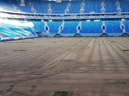На стадионе “Крестовском” в Санкт-Петербуре срезали газон