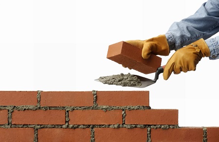 Власти Хакасии продолжают выступать арбитром в спорах о невыплате строителям домов для погорельцев