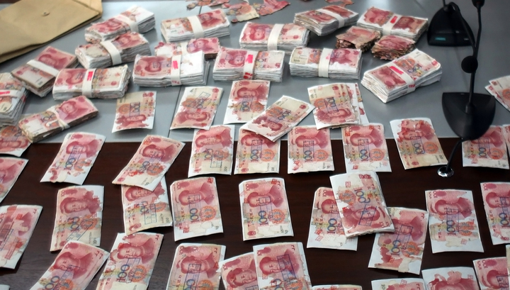 Супруги в Китае три месяца склеивали разрезанные 140 тыс. юаней