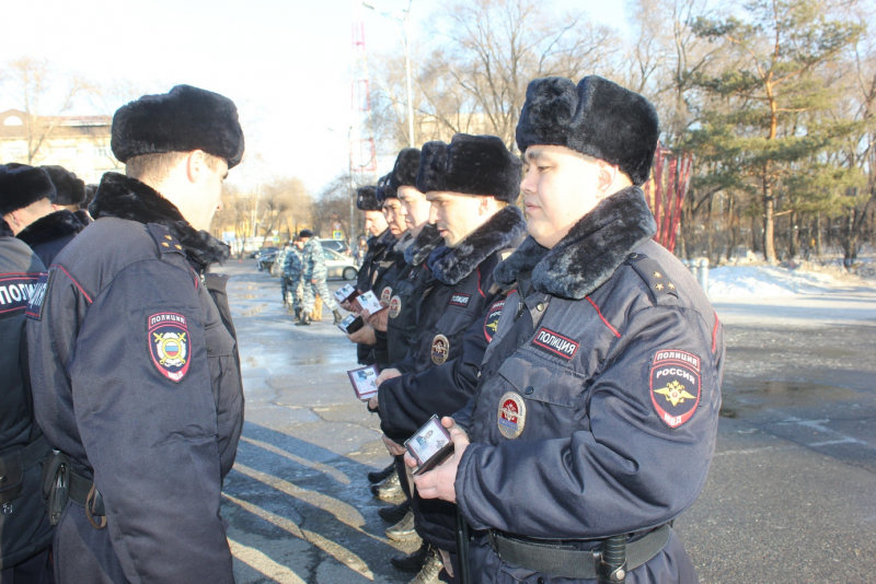У полицейских Хакасии проверили документы и форму