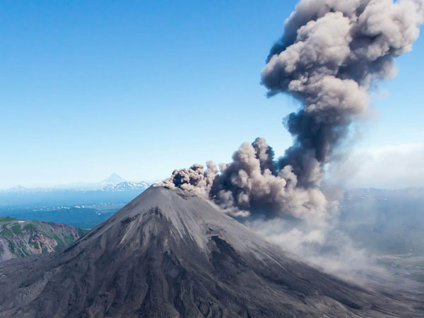 Вулкан Карымский выбросил семикилометровый столб пепла