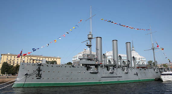"Аврора" вернулась в Петербург после ремонта