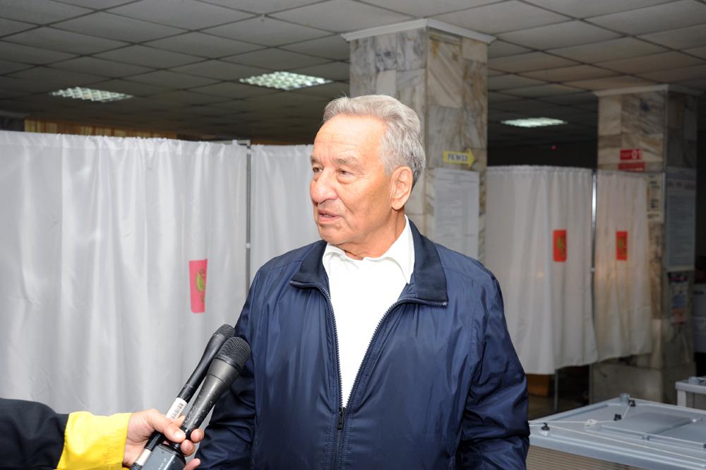 Председатель хакасского Парламента Владимир Штыгашев уже проголосовал