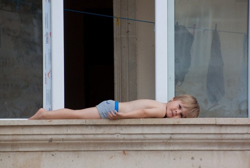 В Саяногорске ребенок чуть не выпал из окна, пока его мать веселилась