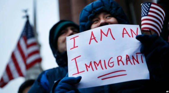 Более 400 мигрантов прорвались на территорию США