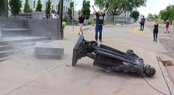 Протестующие в США снесли памятник Колумбу