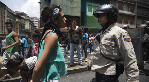 Полиция подавляет выступления протестующих в Каракасе