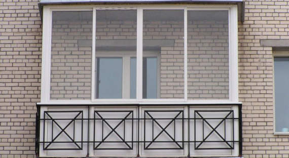 Саяногорские полицейские спасли женщину, запертую на балконе