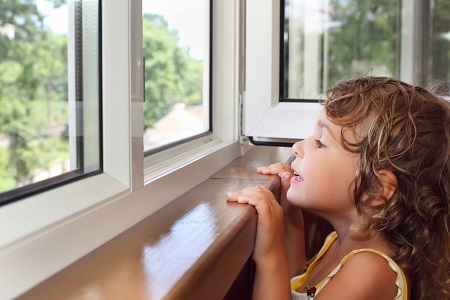 Бизнесу Хакасии придется попотеть: в детсадах и школах будут ставить окна с защитными замками