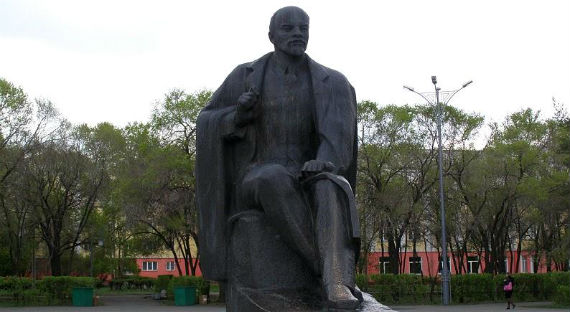 В Абакане памятник Ленину помыли ко дню рождения вождя