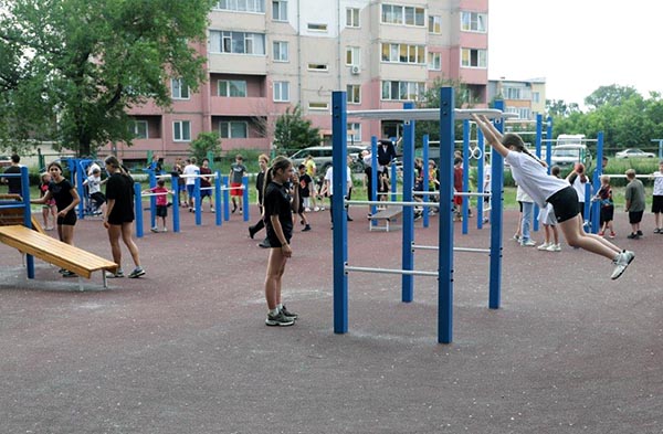 В Саяногорске открылась многофункциональная уличная спортплощадка