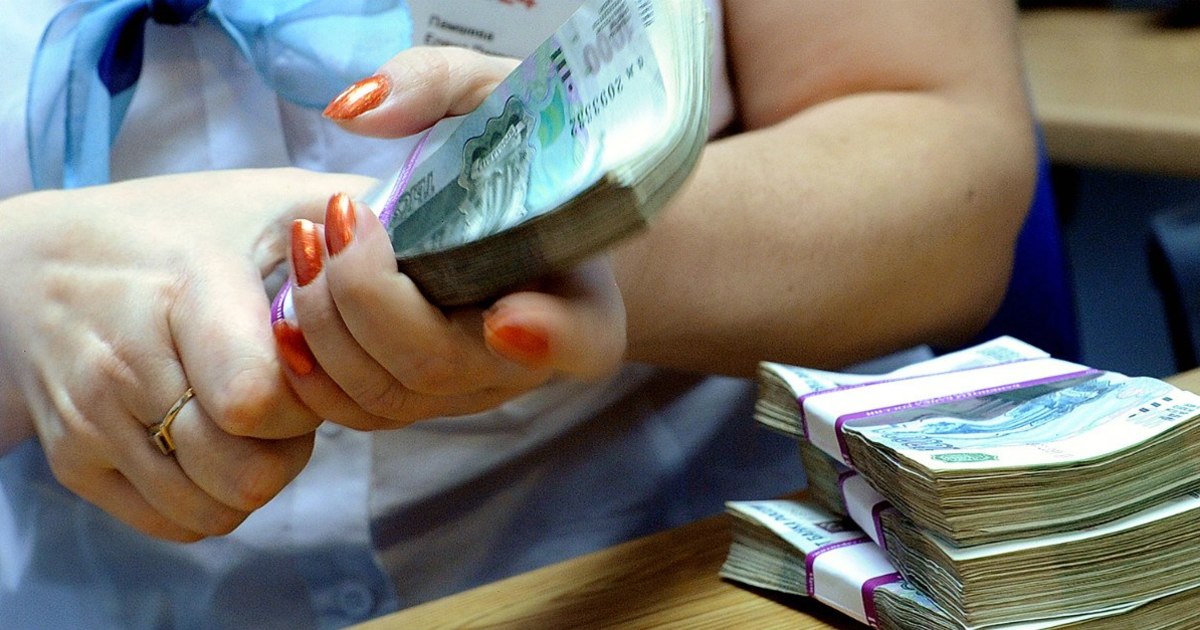В Хакасии судебного пристава оштрафовали за взятку на 900 тысяч рублей
