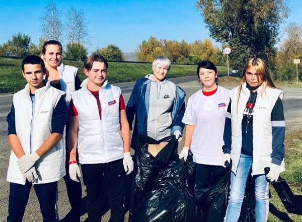 «Молодая Гвардия» очистила берега от сотни кг пластиковых изделий, стекла и мусора