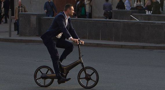 Опасные дороги Киева: Кличко обзавелся велосипедом