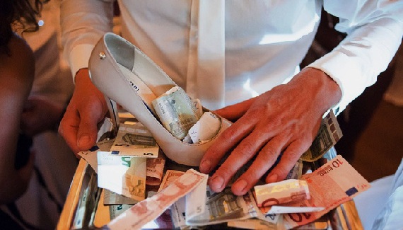 Черногорец украл у родственницы деньги, которые та хранила в туфле