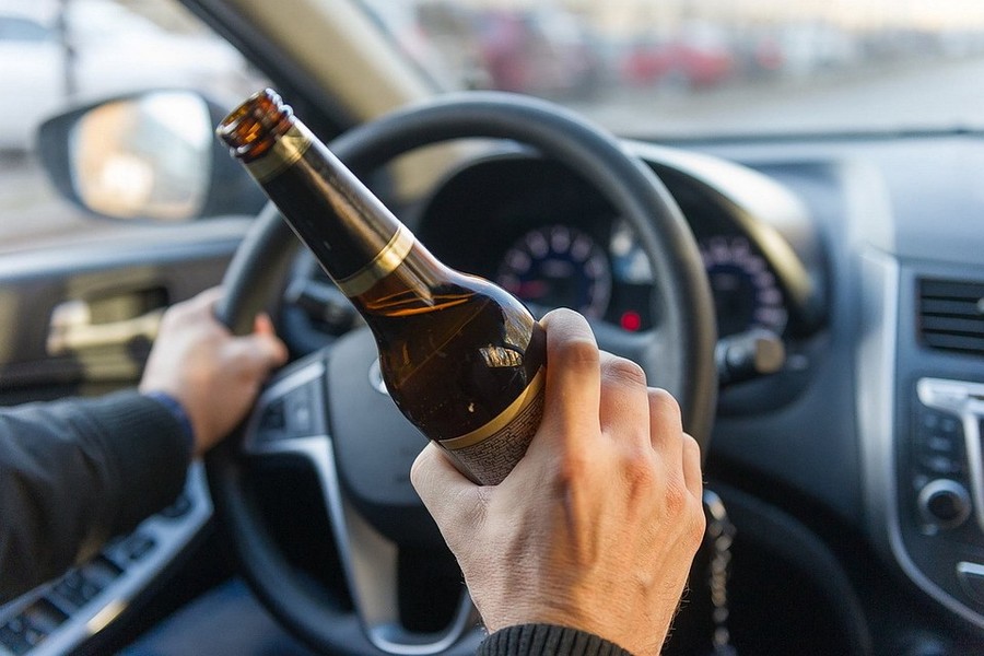 В Хакасии сельчанин катался на машине с бутылкой алкоголя в обнимку