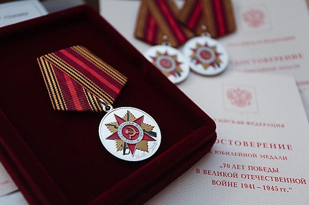 Абаканским ветеранам продолжают вручать медали ко дню Победы