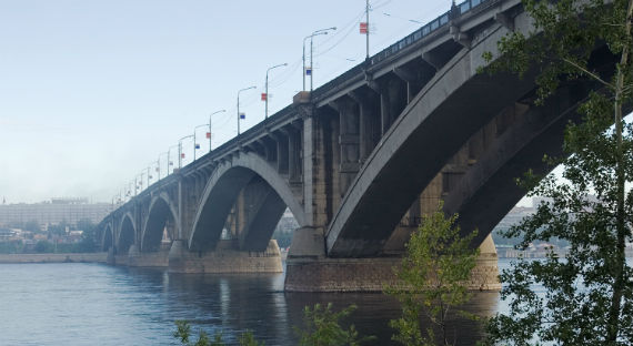 В Красноярске неизвестный мужчина упал с моста