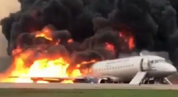 При пожаре в самолете в Шереметьево погибли около сорока человек