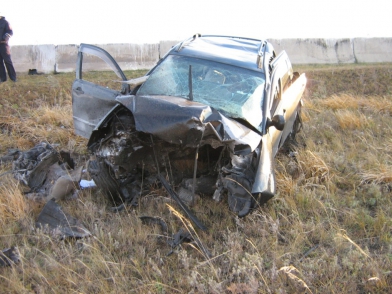 ДТП в Хакасии: автомобиль на скорости врезался в бетонное ограждение