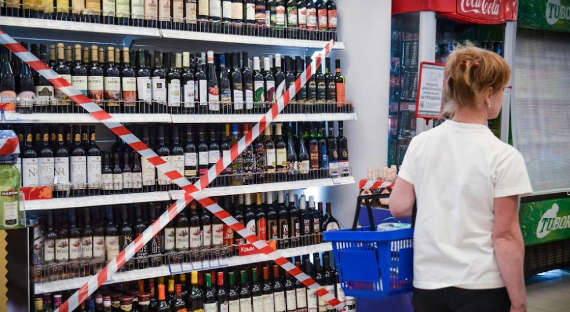 Продажу алкоголя 1 и 2 января предложили запретить