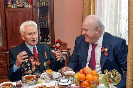 Глава Хакасии навестил ветерана Великой Отечественной войны