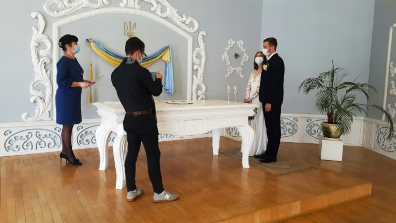 Жителей Хакасии просят повременить со свадьбами