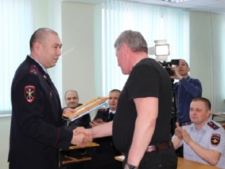 Жителей Саяногорска полицейские наградили за смелость